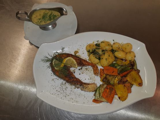Teller mit griechischem Essen